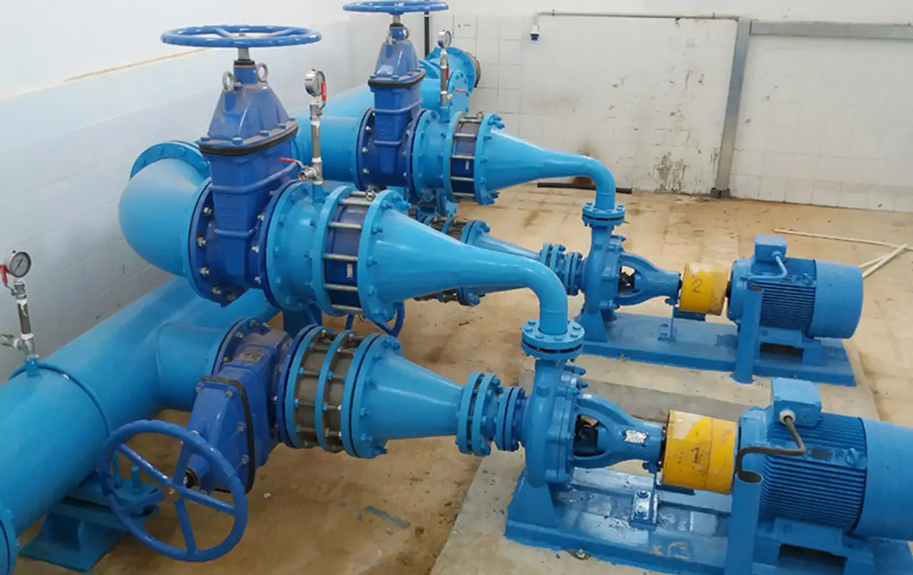 Bombas industriales instaladas en una planta de proceso