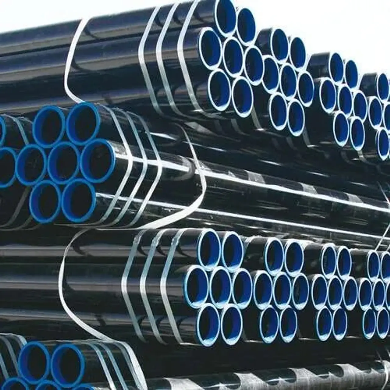 Tuberías de acero para conducción y pozo apiladas en un almacén industrial