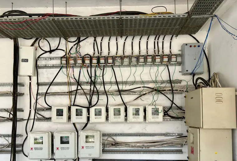 Switchgear, fusibles y cerramientos — Electricidad e instrumentación