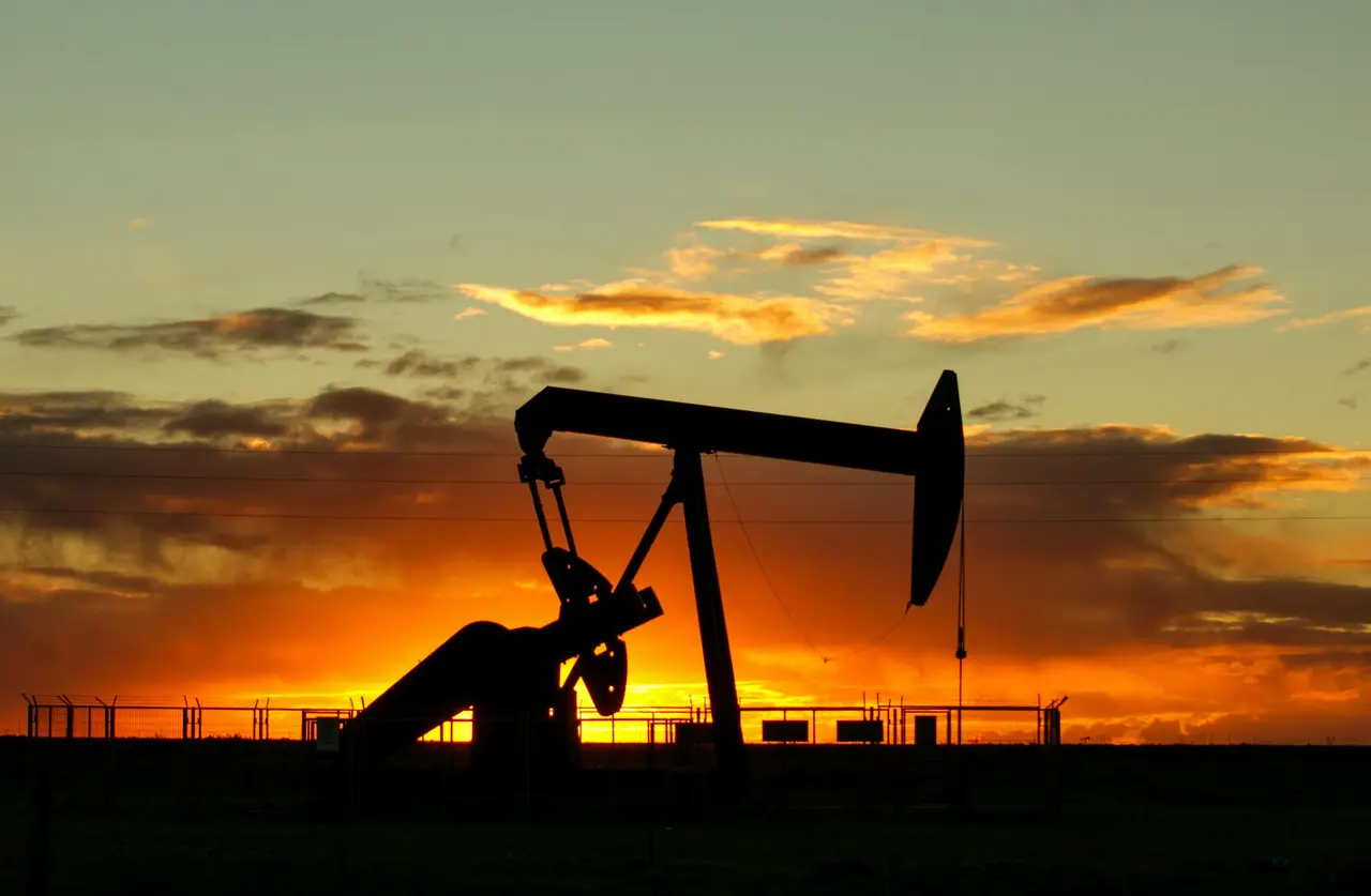 Campo petrolero al atardecer en Venezuela