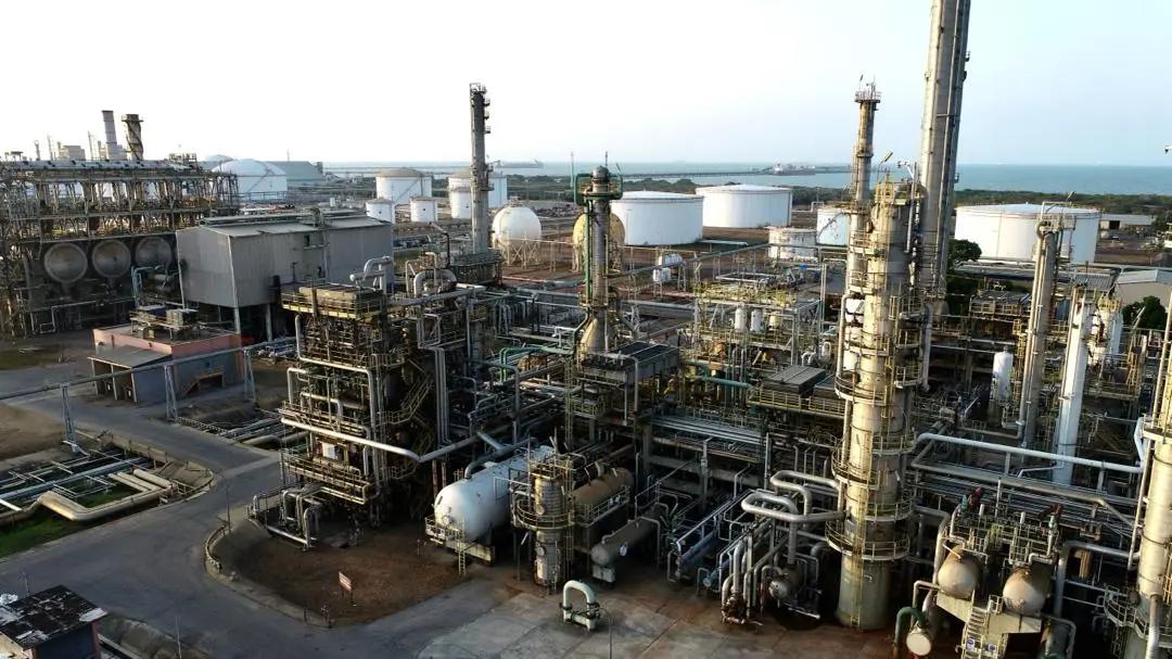 Vista aérea de una refinería de petróleo junto a la costa