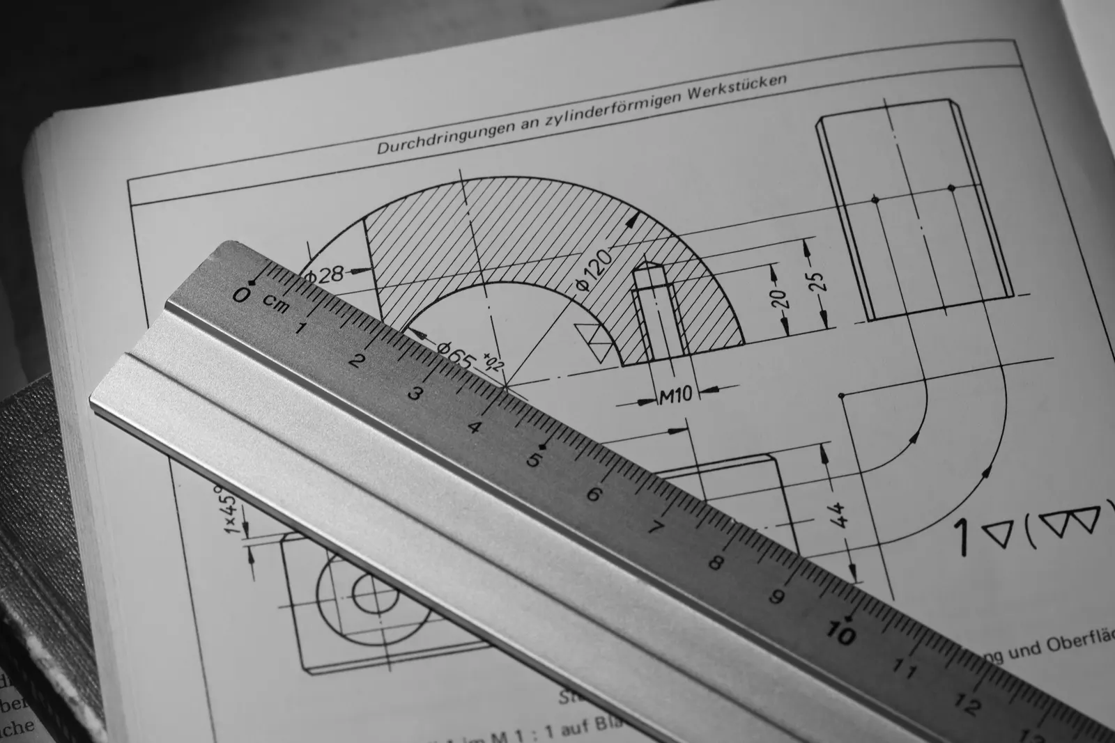 Plano técnico con regla para revisar dimensiones de un proyecto