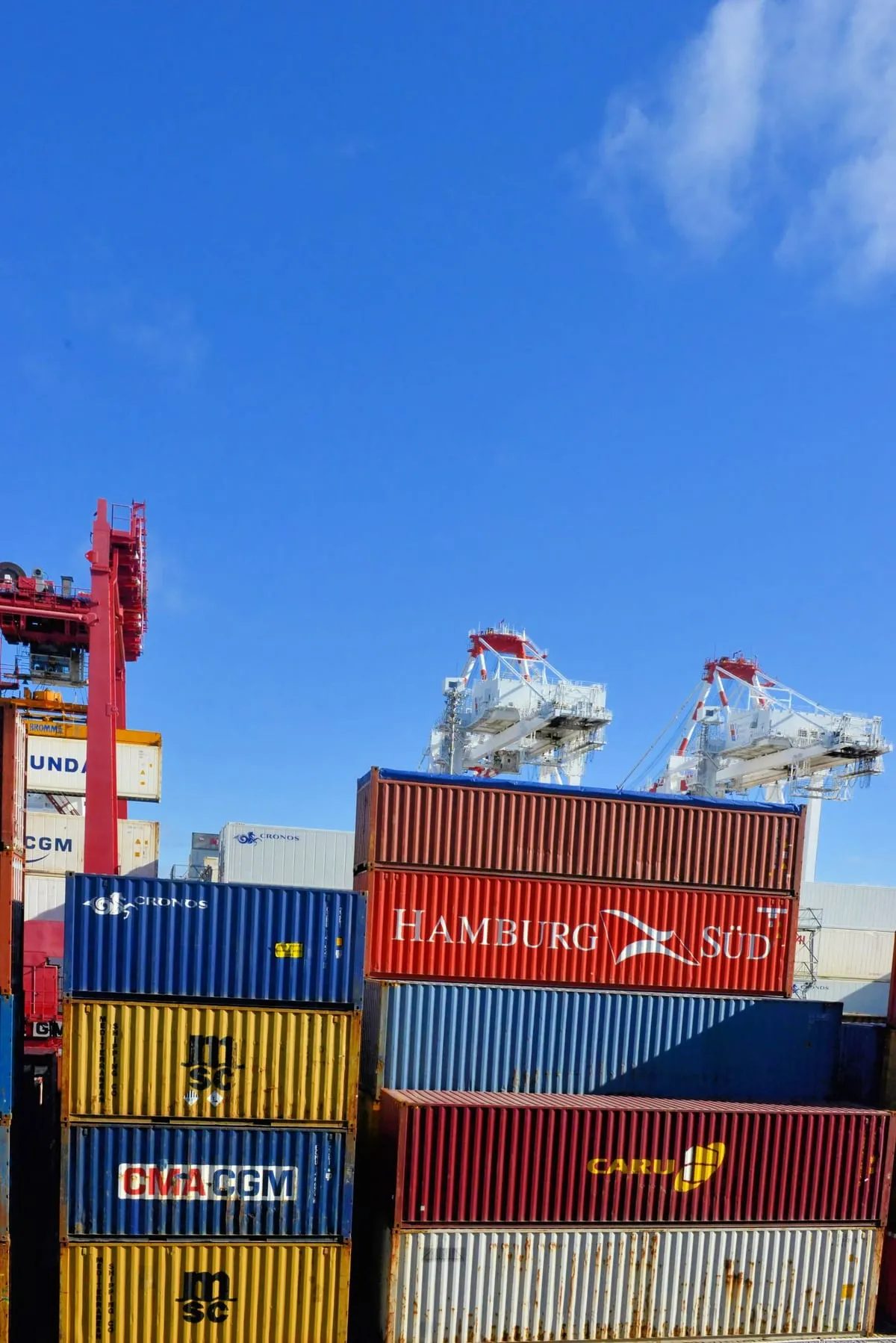 Contenedores de carga apilados en puerto a la espera de nacionalización
