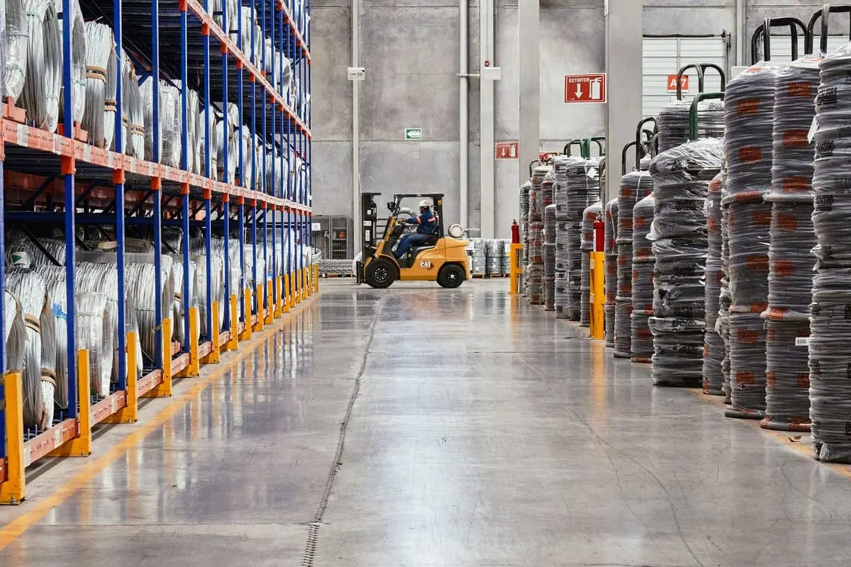 Suministros organizados en un almacén logístico industrial