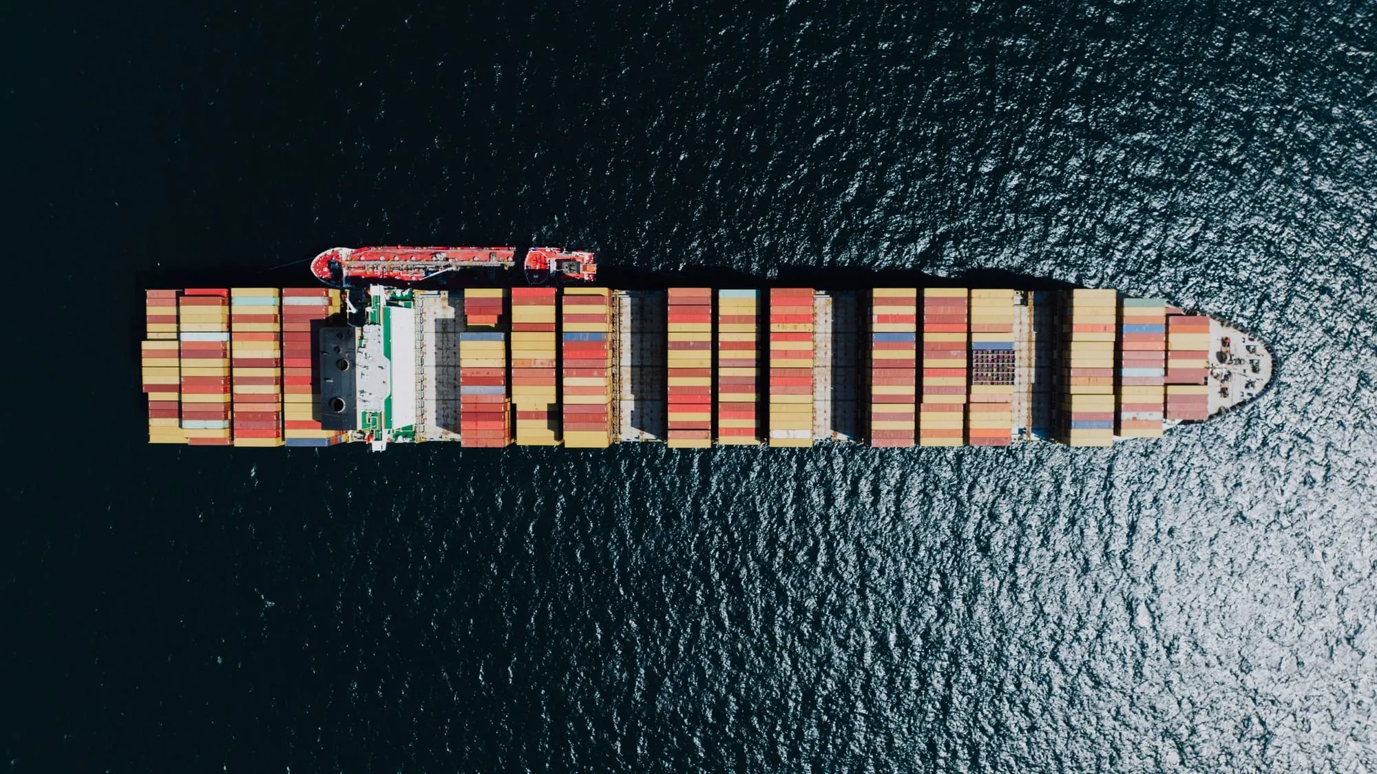Buque portacontenedores cargado, transporte internacional de suministros