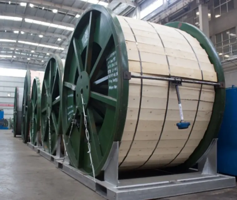 Carrete industrial de coiled tubing preparado para transporte