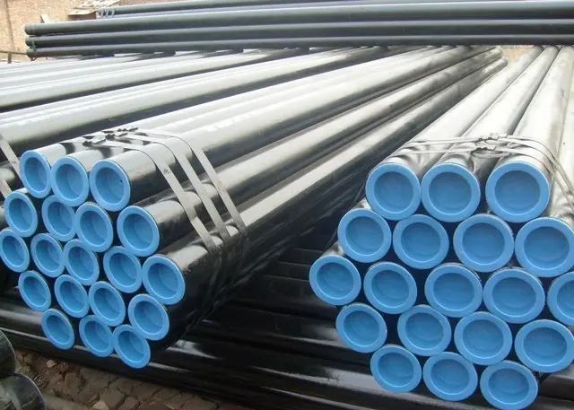 Tubería de acero con protectores azules organizada para despacho
