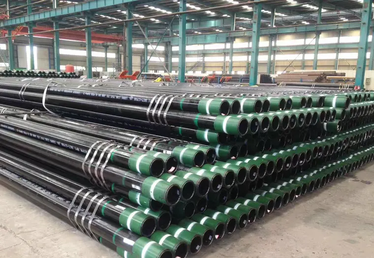 Tubing and casing de acero apilados dentro de un galpón industrial